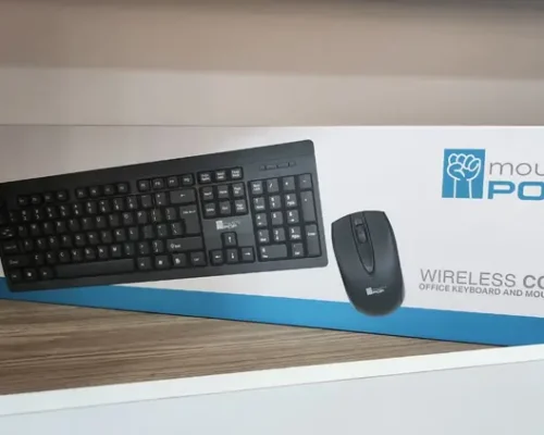 WIRELESS KEYBOARD full-size keyboard features square-shaped buttons and a key stroke